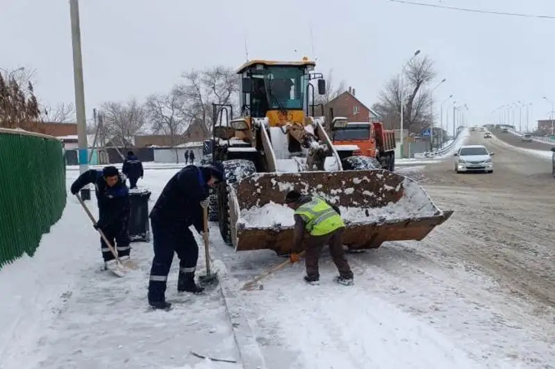 Atyraý kóshelerinen 300 tonna qar shyǵaryldy