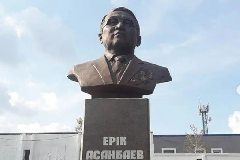 Qostanaı oblysynda Erik Asanbaevqa eskertkish qoıyldy