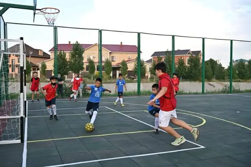 Aqtóbelik depýtat balalarǵa oıyn alańyn salyp berdi