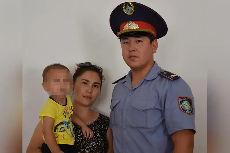 Aralda polıtseı káriz qudyǵyndaǵy sýǵa batqan sábıdi qutqardy