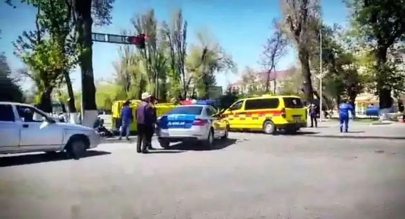 Tarazda 2 jedel járdem kóligi soqtyǵysyp, bir kólik aýdarylyp qaldy