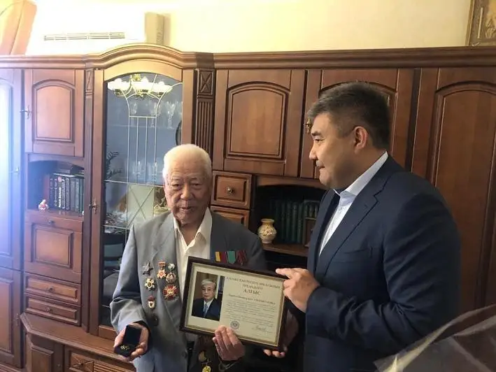Qazaqstannyń Ýkraınadaǵy Elshisi soǵys ardagerin Jeńistiń 75 jyldyǵymen quttyqtady