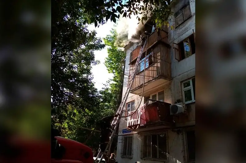 Shymkentte órt sóndirýshiler 2 adamdy tilsiz jaýdan qutqaryp qaldy