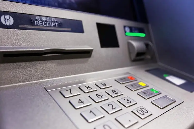 Oralda belgisiz bireýler bankomatty buzyp, tonap ketken