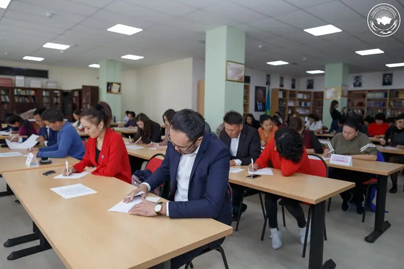 5 myńnan astam qaraǵandylyq latyn qarpimen dıktant jazdy
