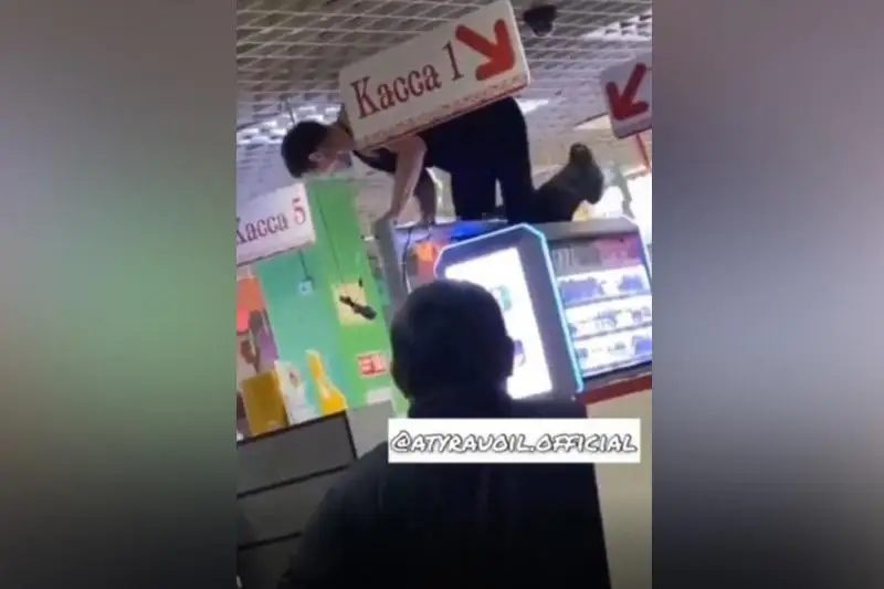 Atyraýda sýpermarkette shý shyǵarǵan turǵyn 20 kúnge qamaldy