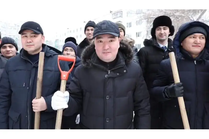 Jemqorlyqqa qarsy agenttik qyzmetkerleri qar tazalaýǵa shyqty