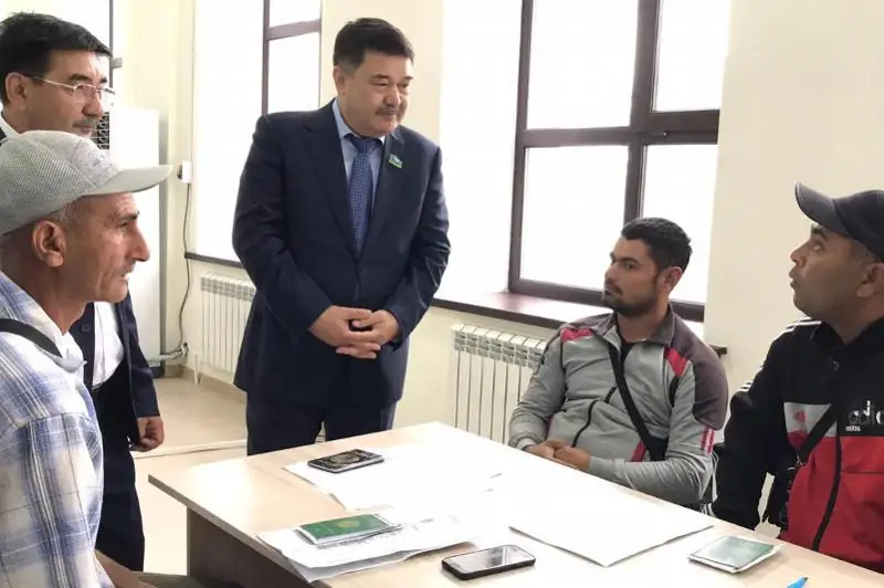 Májilis depýtattary Jambyl jáne Qaraǵandy oblystaryna saparmen bardy