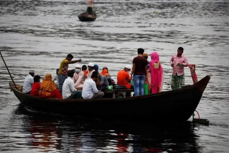 Bangladeshte jolaýshylar kemesi sýǵa batyp, 10 adam qaza tapty