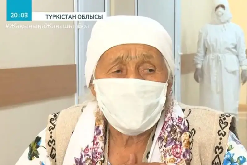 Qazyǵurtta 92 jastaǵy ájeı koronavırýsty jeńip, úıine oraldy