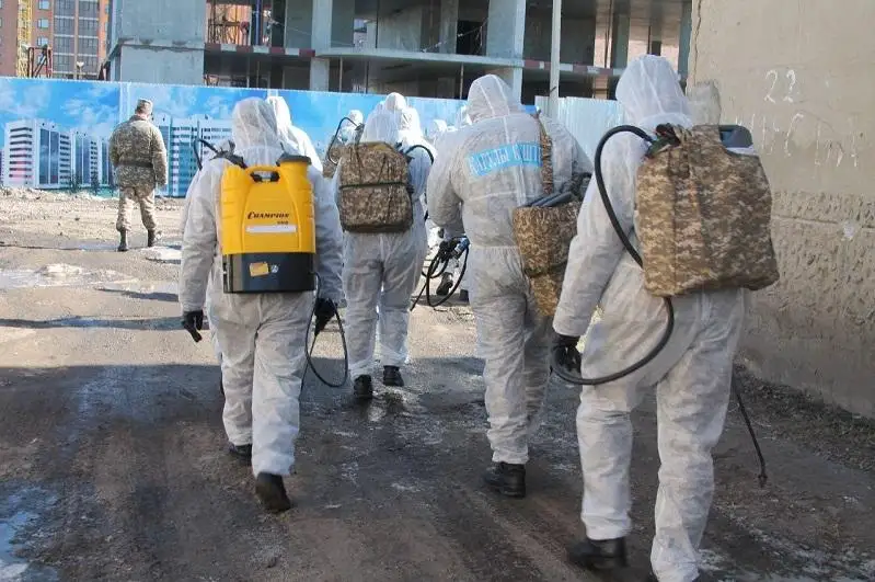 Jambyl oblysynyń áskerıleri Petropavl kóshelerine dezınfektsııa jasaıdy