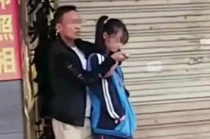Qytaıda er adam orta mekteptiń 4 oqýshysyn pyshaqtap ketti