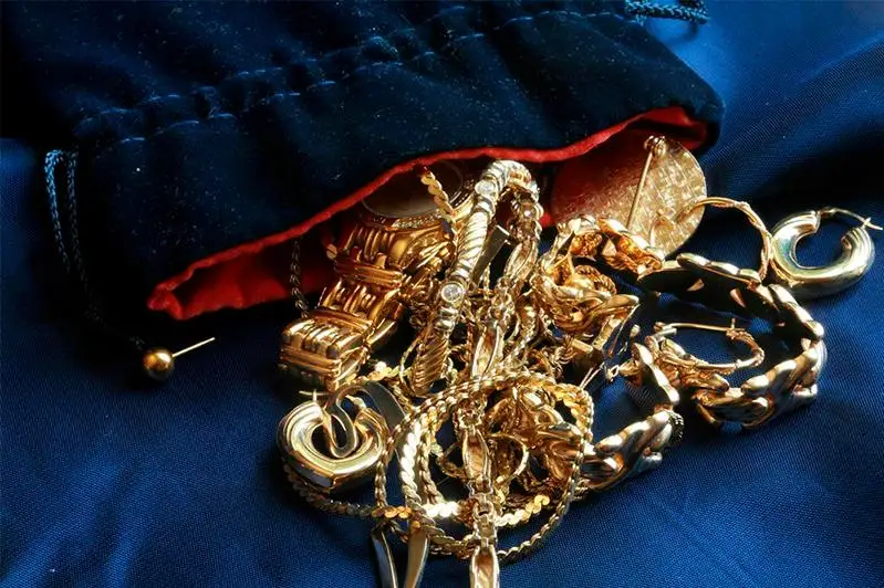 ШҚО-да зейнеткердің 3 млн теңгелік зергерлік бұйымдары қолды болды