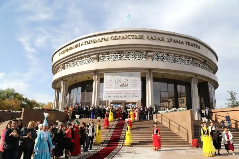 Sáken Seıfýllınniń 125 jyldyǵy: Qaraǵandyda halyqaralyq aqyndar aıtysy bastaldy