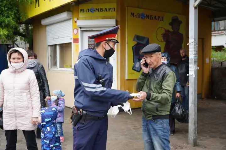 Қостанайлық полицейлер автобус жолаушыларына маска таратты