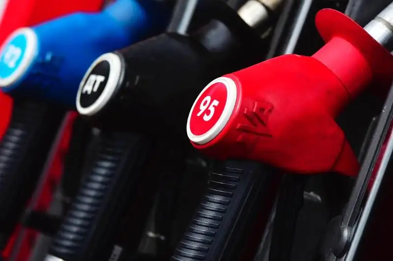 Qazaqstanda benzınge suranys 40 paıyzǵa tómendedi