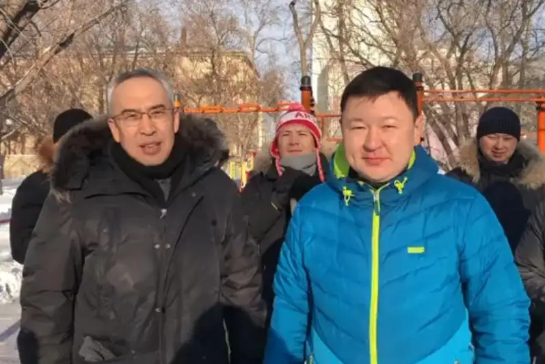 Kókshetaý ákimdiginiń qyzmetkerleri balalar aýlasynda qar kúredi