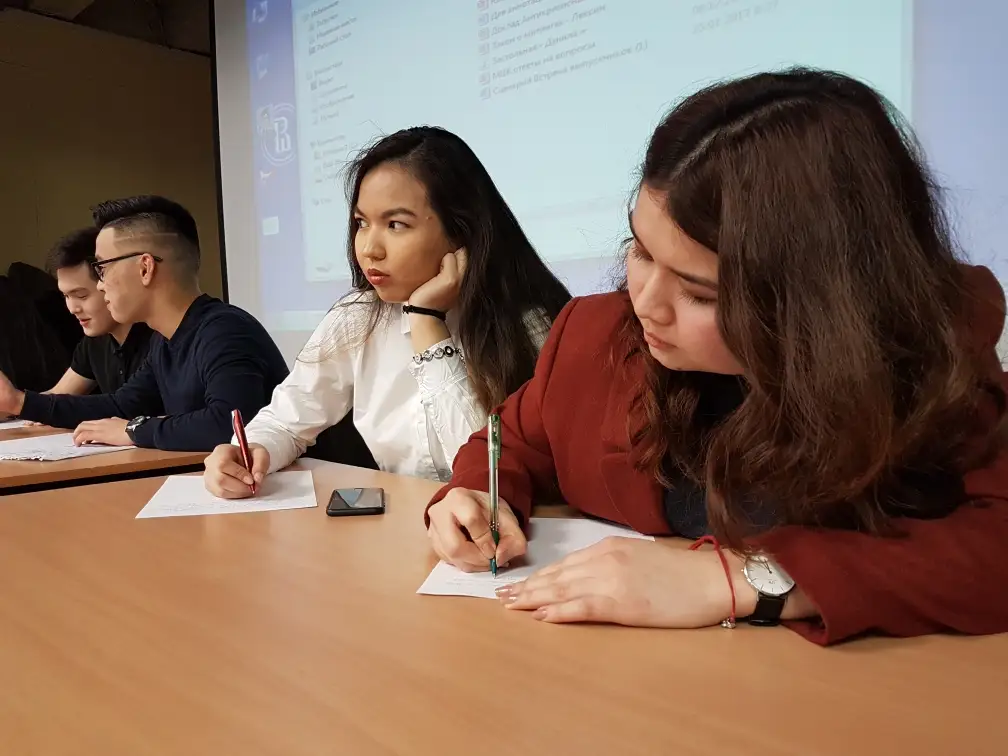 Тыйым салынған порно фильмдерді онлайн көру Эротикадағы юбкадағы хатшы