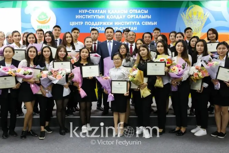 Altaı Kólginov elordalyq 49 jas túlekke bilim grantyn tabys etti
