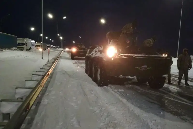Qazaqstandyq áskerıler kólikterdi qardan bronetransportermen shyǵaryp jatyr
