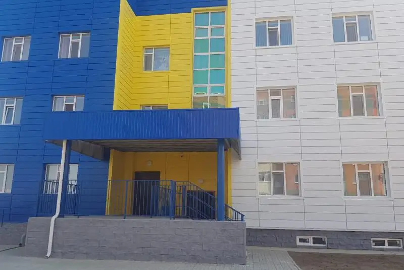 Aqtóbede balabaqsha terezesinen qulap ketken sábıdiń anasy oqıǵanyń mán-jaıyn aıtyp berdi