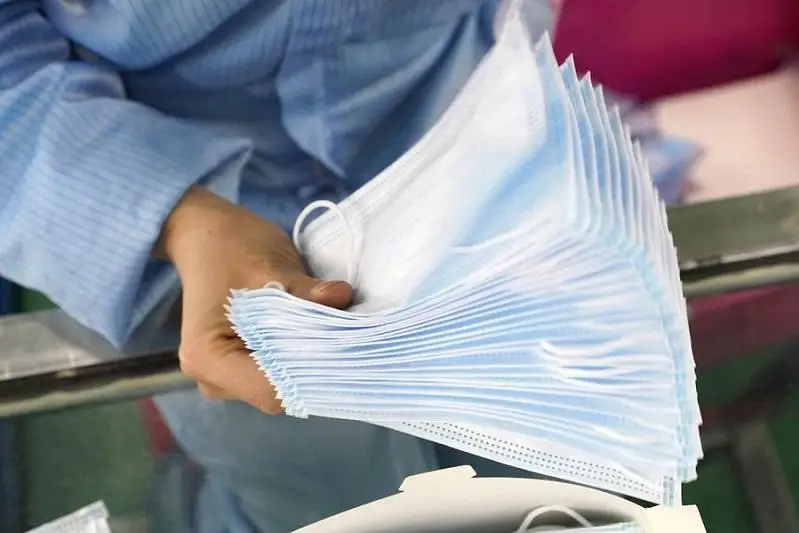 Biz birgemiz: Aqmolalyq kásipker áıel 3 myń maskany kópbalaly otbasylarǵa tegin úlestirdi
