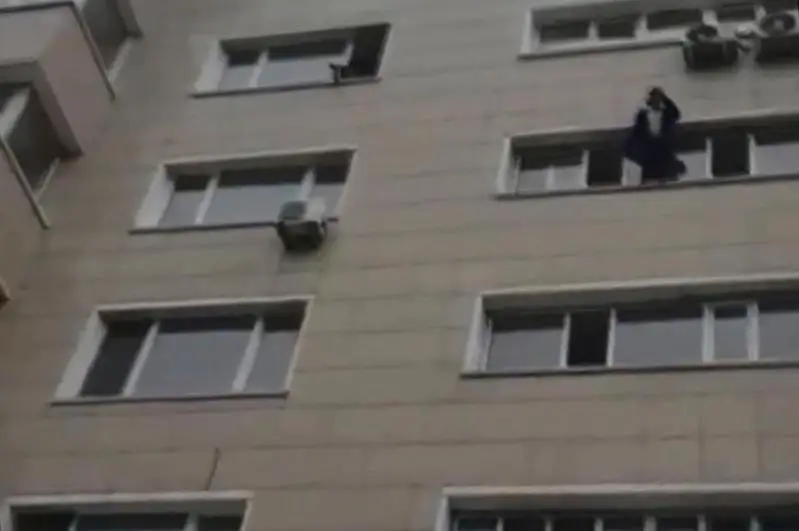 Elordalyq polıtseıler altynshy qabattan sekirmek bolǵan áıeldi qutqardy