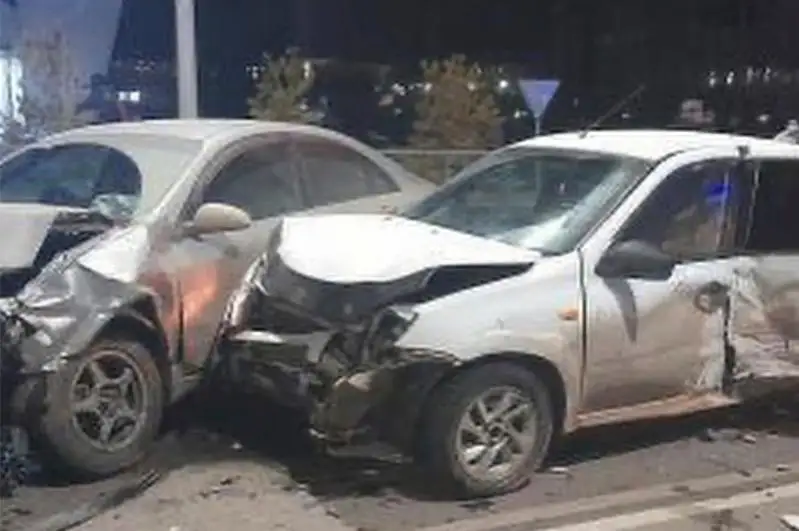 Kókshetaýda 3 kólik soqtyǵysyp, bir adam kóz jumdy