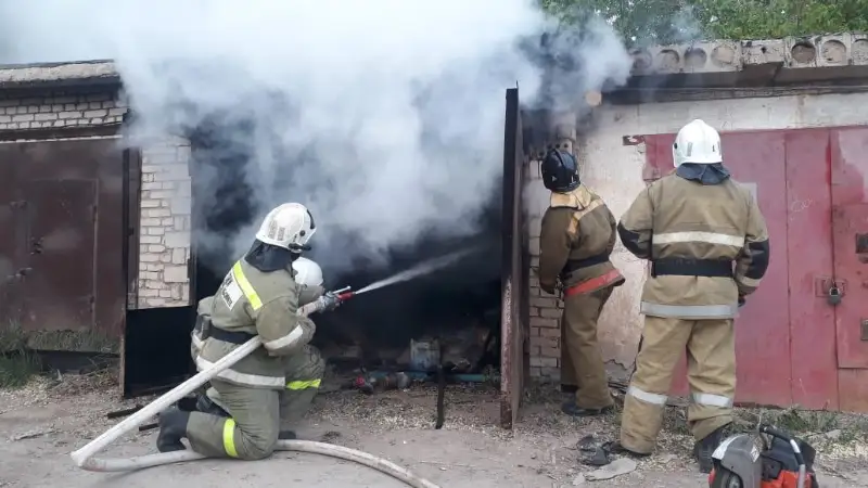 Оралда өрт сөндірушілер жанған гараждан газ баллонын шығарып үлгерді