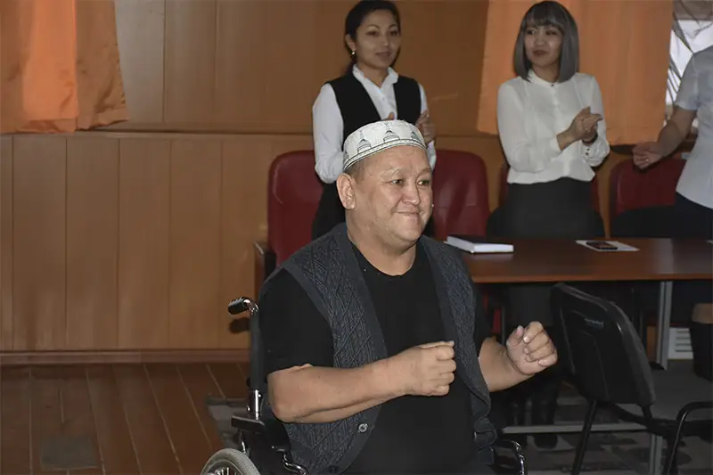 Aqtóbede volonter memqyzmetshiler qarttar úıiniń turǵyndaryna kómektesti