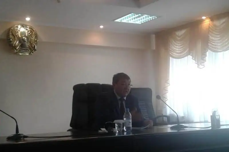 Qapshaǵaıda 33 jumysshy jarty jyldan beri aılyqtaryn ala almaı júr