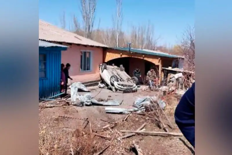 Almaty oblysynda jeńil kólik bóten úıdiń qorshaýyna basyp kirip, aýdaryldy