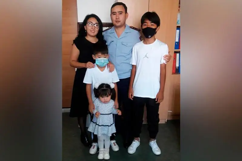 Qazaqstandyq polıtseıler otbasylarymen saıysqa tústi