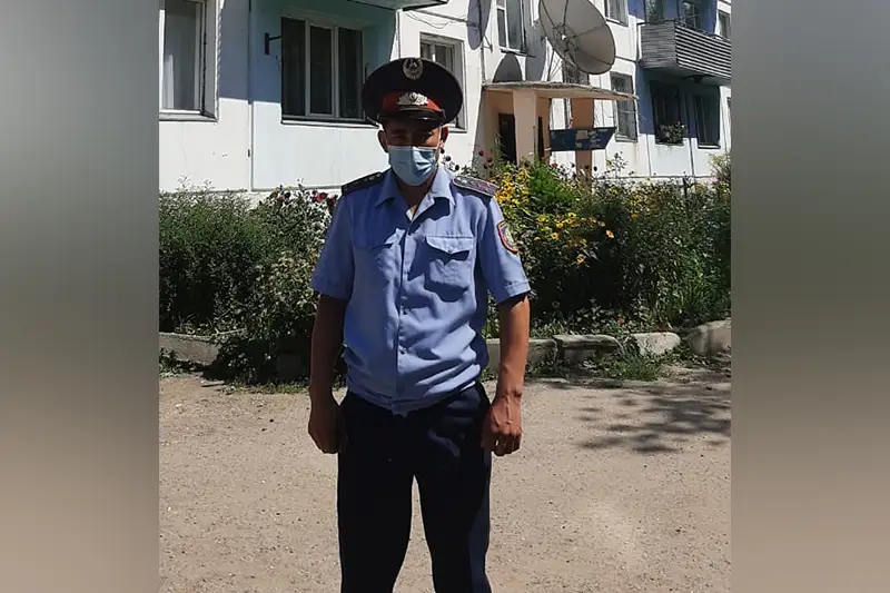 Shyǵys Qazaqstanda polıtseı bes qabatty úıdiń shatyrynan sekirmek bolǵan azamatty toqtatty