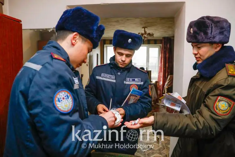Elordanyń TJD qyzmetkerleri jer úılerge datchık ornatyp jatyr
