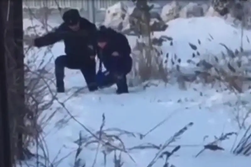 Temirtaýlyq polıtseıler sýǵa batyp bara jatqan balany qutqaryp qaldy