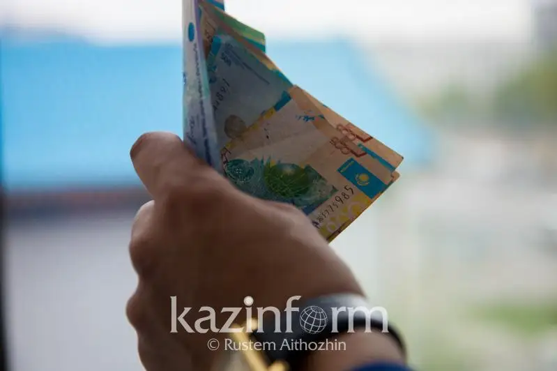 Qaraǵandyda aýdan ákiminiń orynbasary para aldy degen kúdikke ilikti