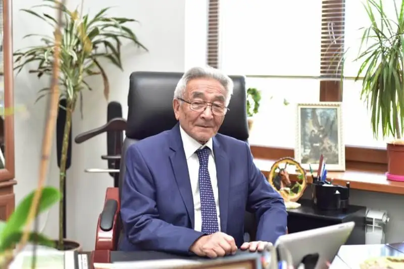 Shy­dam­dy­lyq tanytsaq, biz kútken jaq­sy kún­der erterek týa­tyny anyq - Tóregeldi Sharmanov