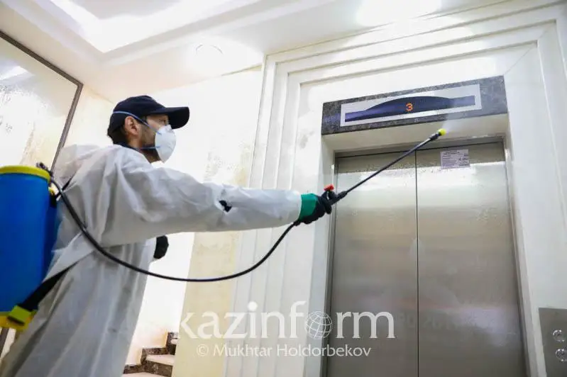 Nur-Sultanda úılerdiń kireberisi ekinshi ret dezınfektsııalanyp jatyr - reportaj