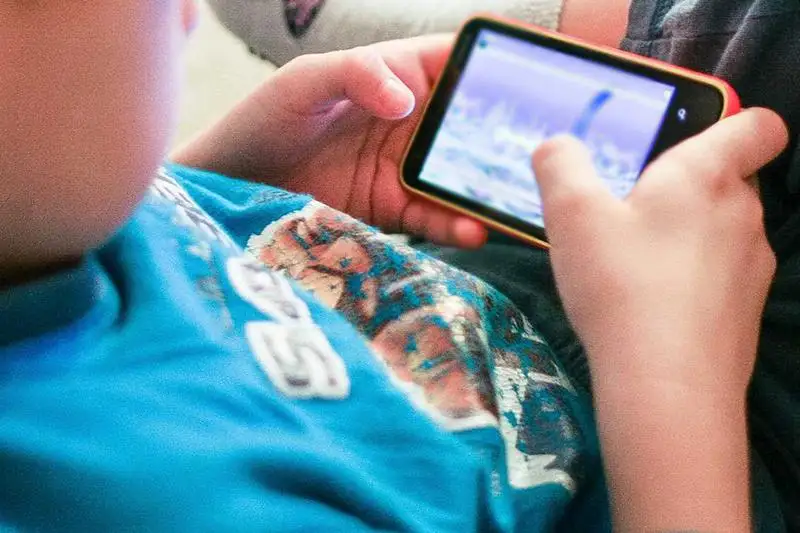 Semeıde telefon oınap otyrǵan balanyń qoly kúıip qaldy