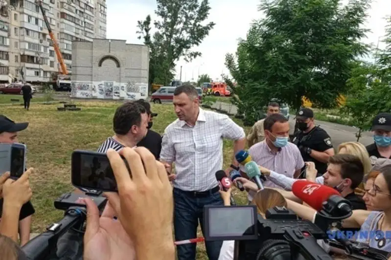 Kıevtegi turǵyn úı kesheninde bolǵan jarylys: Úsh adam áli tabylmaı jatyr