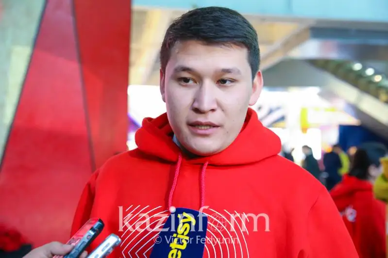 Jas volonter: Qoldan kelse jurtshylyqqa kómek kórsetýge tyrysqan abzal