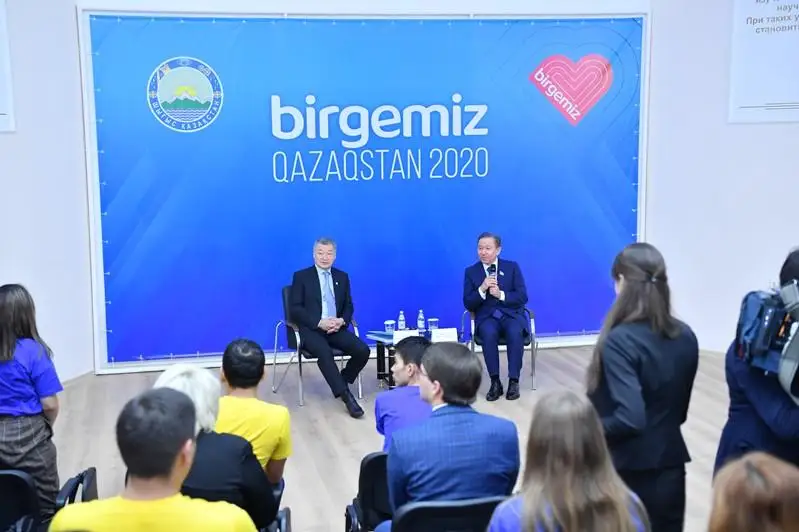 Nurlan Nyǵmatýlın ShQO stýdentterimen jáne volonterlermen kezdesti