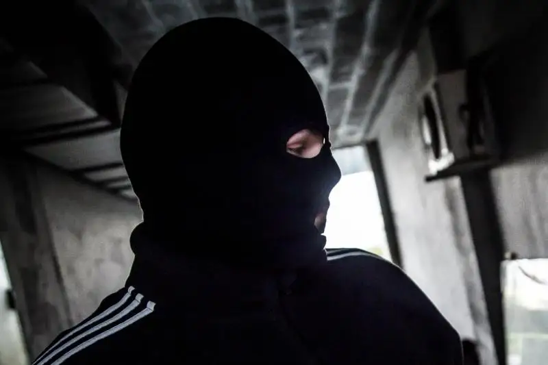 Бетперде киіп 83 жастағы кейуананы тонаған ақмолалық ұсталды