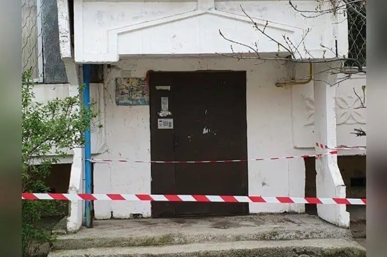 Tarazda kópqabatty turǵyn úıdiń bir kireberisi karantınge jabyldy