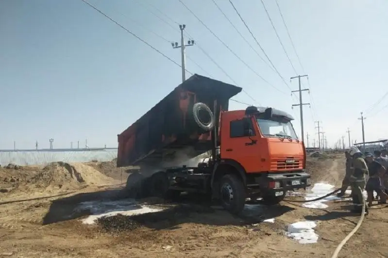 Атырауда жоғары кернеулі электр желісіне соғылған жүк көлігі өртенді