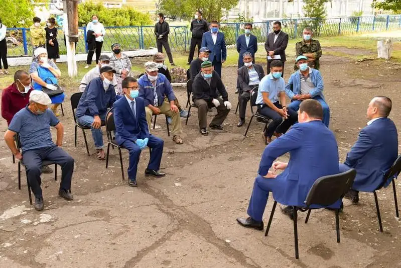 SQO ákimi shalǵaı aýyldardyń turǵyndarymen kezdesti