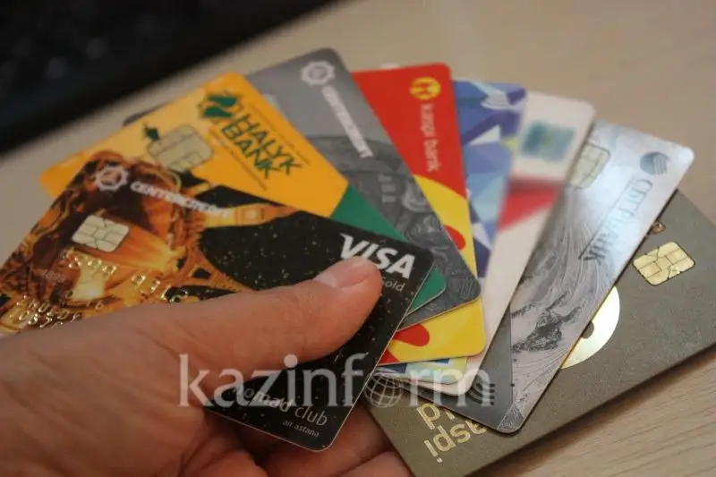 Qazaqstandaǵy bankter sáýir aıynda 2 mln-ǵa jýyq tólem kartasyn shyǵardy