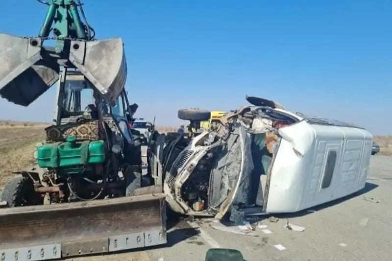 Pavlodar oblysynda avtobýs  traktorǵa soǵyldy