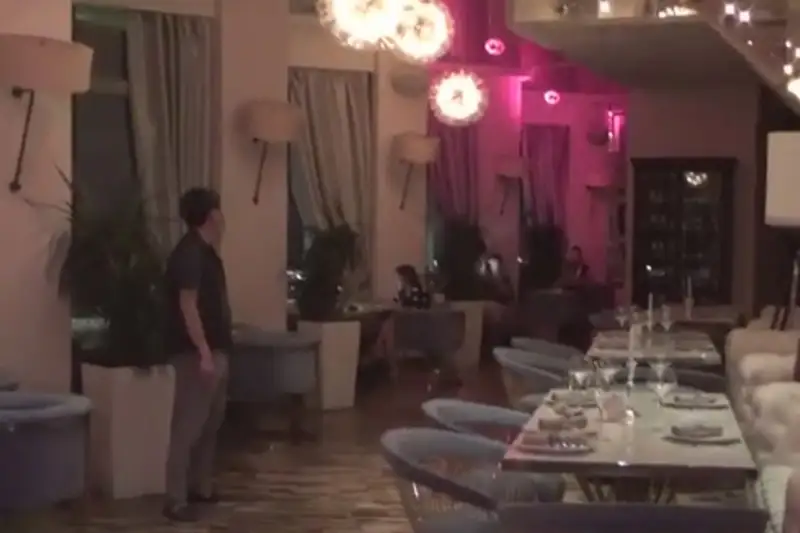 Almatydaǵy «Qazaqstan» qonaq úıindegi karaoke-bar kelýshilerdi qabyldaǵan